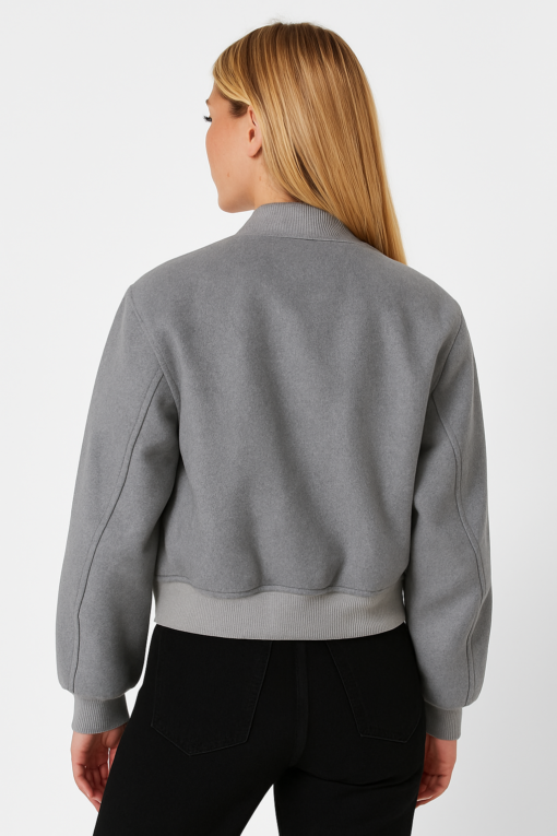CHAQUETA VARSITY GRIS CON APLICACION BORDADA - Imagen 2