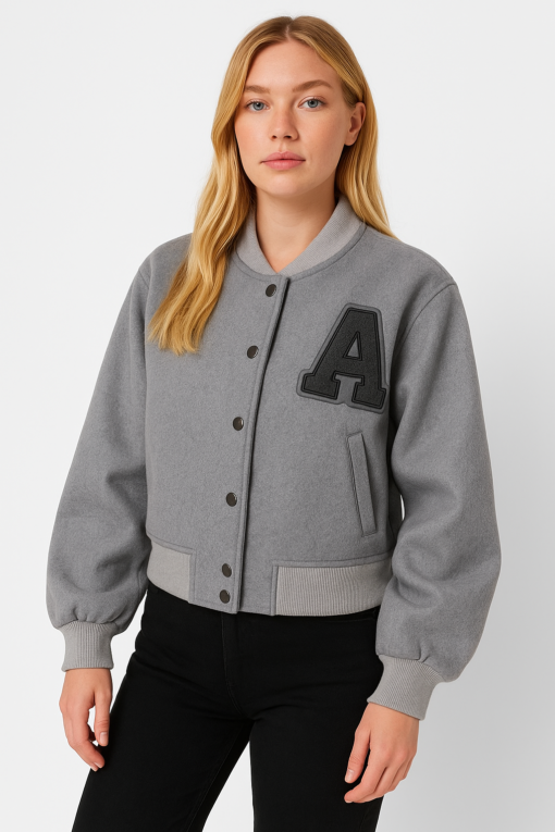 CHAQUETA VARSITY GRIS CON APLICACION BORDADA