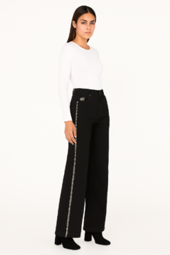 Jeans Negro con Bordado Lateral y Tiro Alto
