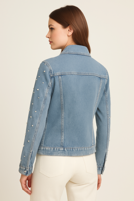 CHAQUETA DENIM CELESTE CON APLIQUES DE PERLA - Imagen 3