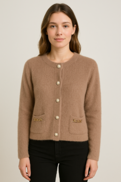 CARDIGAN CAMEL CON BOTONES PERLA Y DETALLES DORADOS.