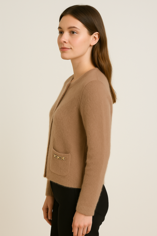 CARDIGAN CAMEL CON BOTONES PERLA Y DETALLES DORADOS. - Imagen 2