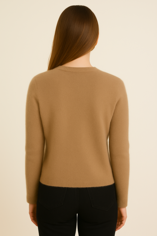 CARDIGAN CAMEL CON BOTONES PERLA Y DETALLES DORADOS. - Imagen 3