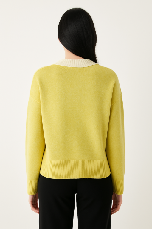 SUÉTER AMARILLO CON DETALLES DE BOTONES Y CUELLO CONTRASTE - Imagen 3