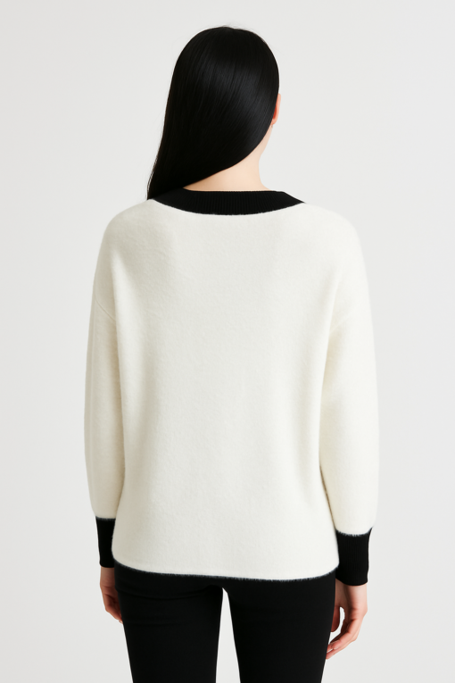 SUETER BLANCO CON DETALLES EN NEGRO Y BOTONES DORADO - Imagen 3