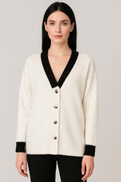 SUETER BLANCO CON DETALLES EN NEGRO Y BOTONES DORADO